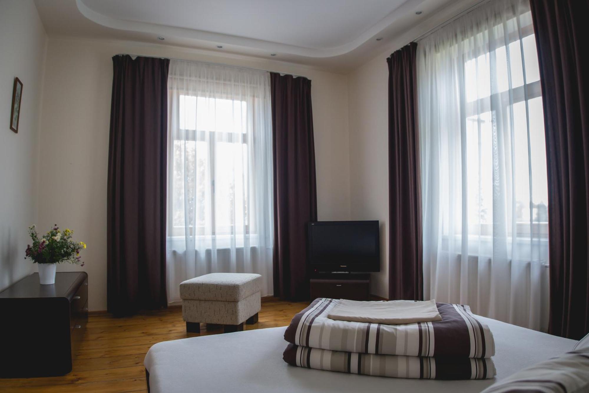 Viesu Maja Janis Hotel Madona Exterior photo